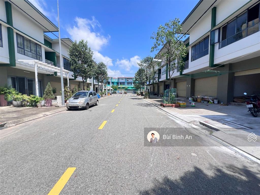 Bán căn shophouse 2 tầng, 120m2 full thổ cư, trục đường d4s đẹp nhất tại kđt oasis, giá 2.4 tỷ