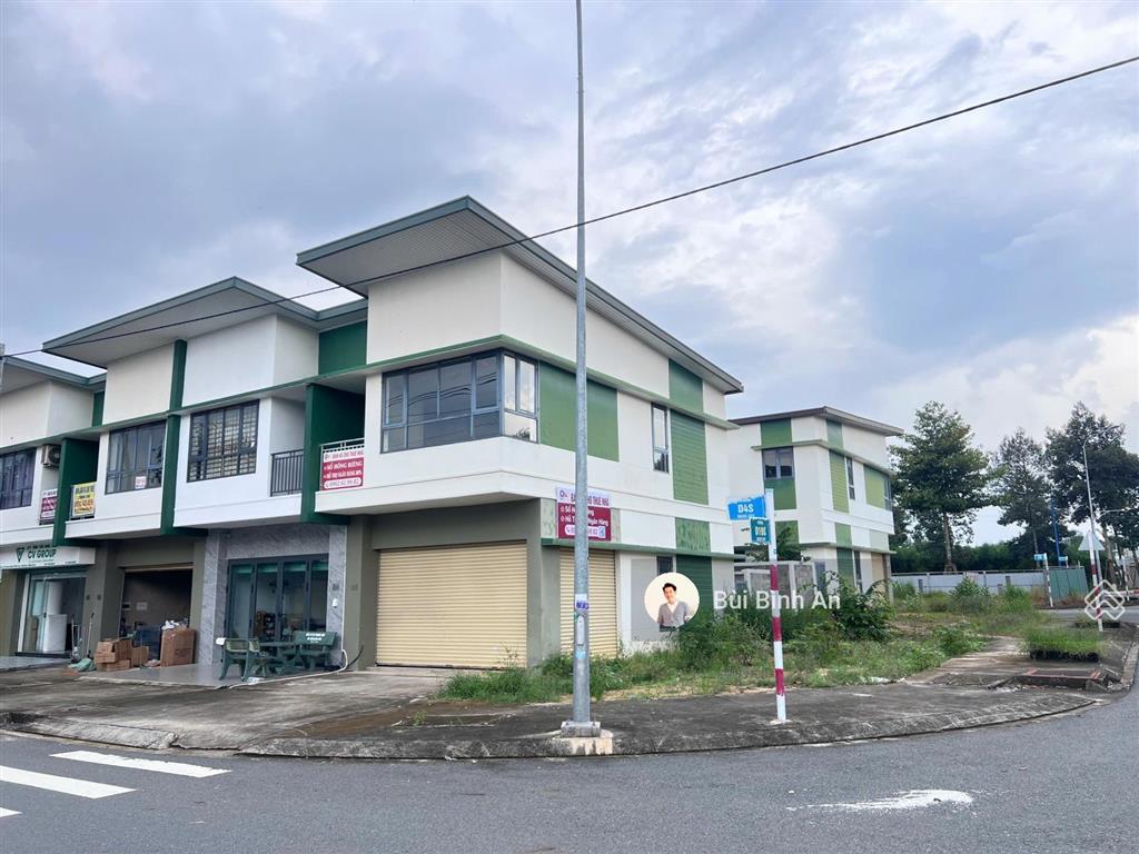 Bán căn góc shophouse 157m2 full thổ cư, sát hồ bơi kđt oasis, trục đường thông, dân ở đông, sổ sẵn