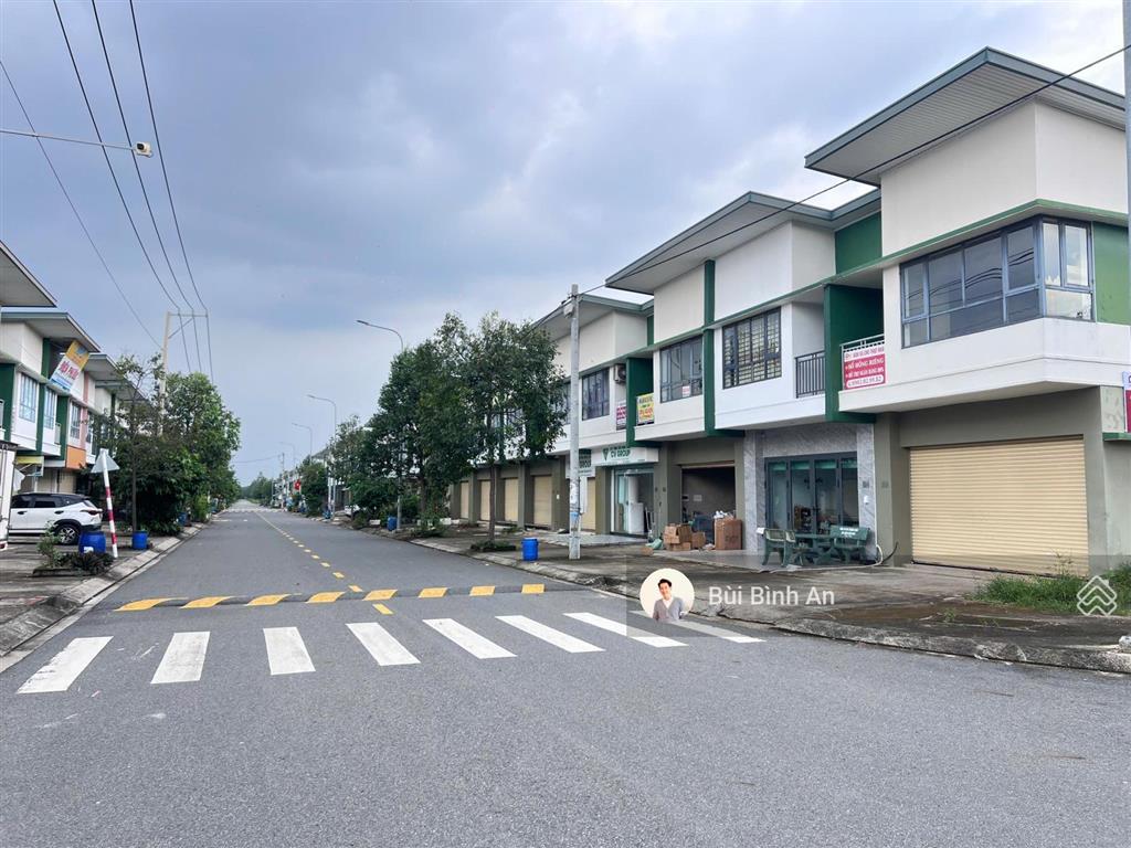 Bán căn góc shophouse 157m2 full thổ cư, sát hồ bơi kđt oasis, trục đường thông, dân ở đông, sổ sẵn
