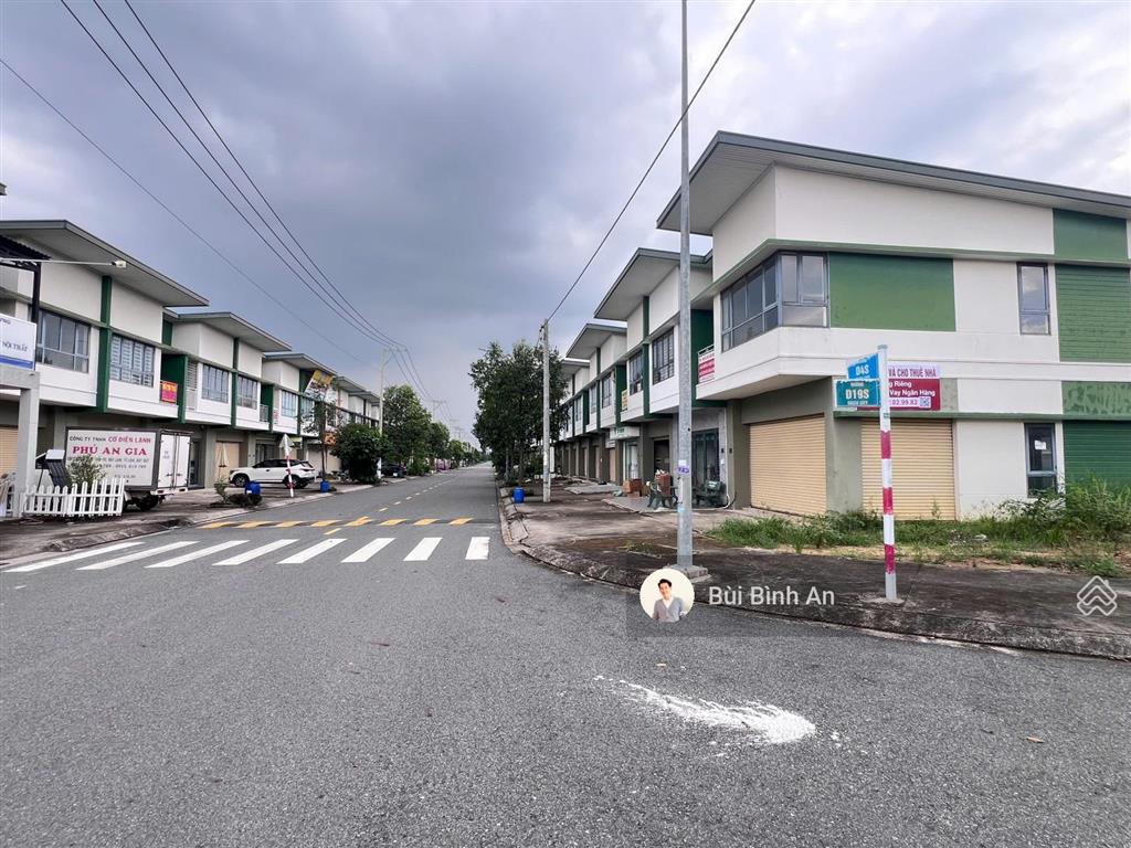 Bán căn góc shophouse 157m2 full thổ cư, sát hồ bơi kđt oasis, trục đường thông, dân ở đông, sổ sẵn