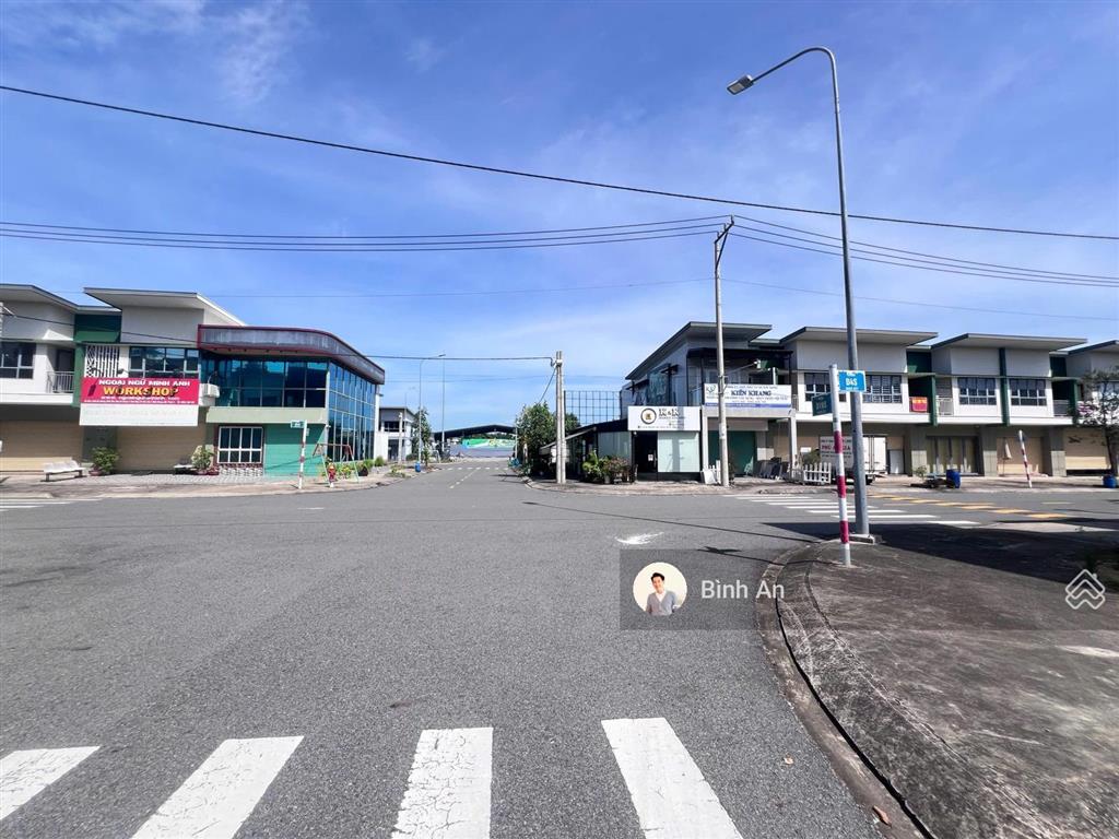 Bán căn góc shophouse kđt oasis, trục đường thông, gần hồ bơi, sổ sẵn, hỗ trợ vay, giá 3,3 tỷ