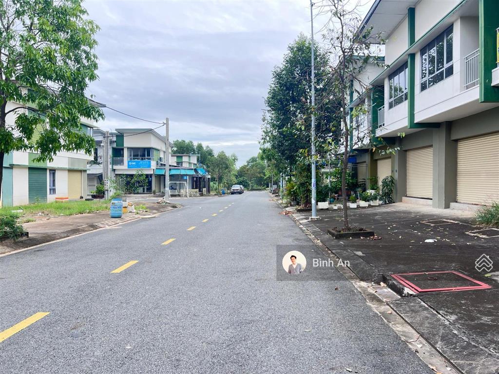 Bán căn shophouse hướng tây, 80m2 full thổ cư kđt oasis, sổ sẵn, hỗ trợ vay, giá 1,75 tỷ