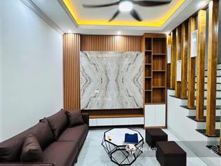 Nhà đẹp mới xây 5 tầng, cổ nhuế, trước nhà rộng thoáng sáng, ôtô đỗ sát nhà,gần bệnh viện, đh mỏ đc