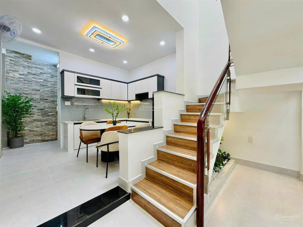 Chỉ duy nhất 1 căn bán nhanh nhà đ.võ văn tần,p5,q3 giá4tỷ250/65,7m2, thuê 25 tr, gần cv tao đàn