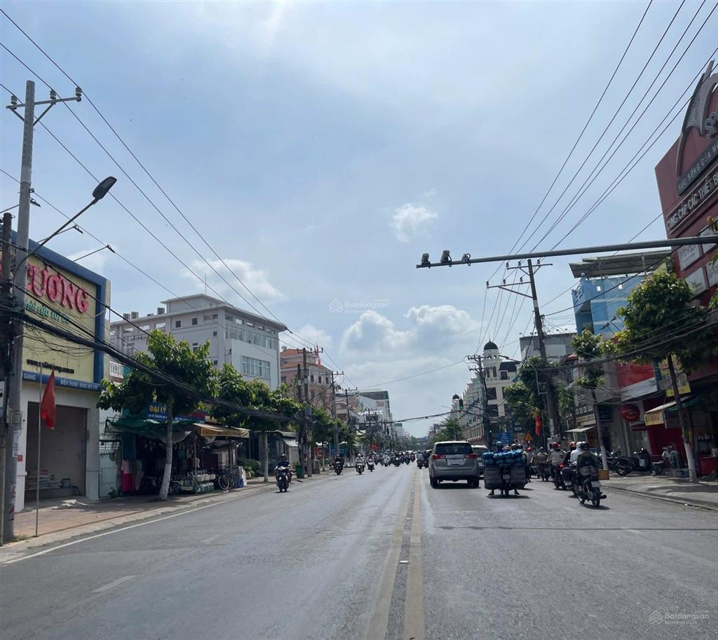 Cần ra nhà xịn ngộp ngân hàng 195m2 full thổ mặt tiền