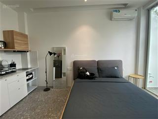 Studio sân vườn tối giản và hiện đại thân thiện thú cưng có chỗ đỗ ô tô