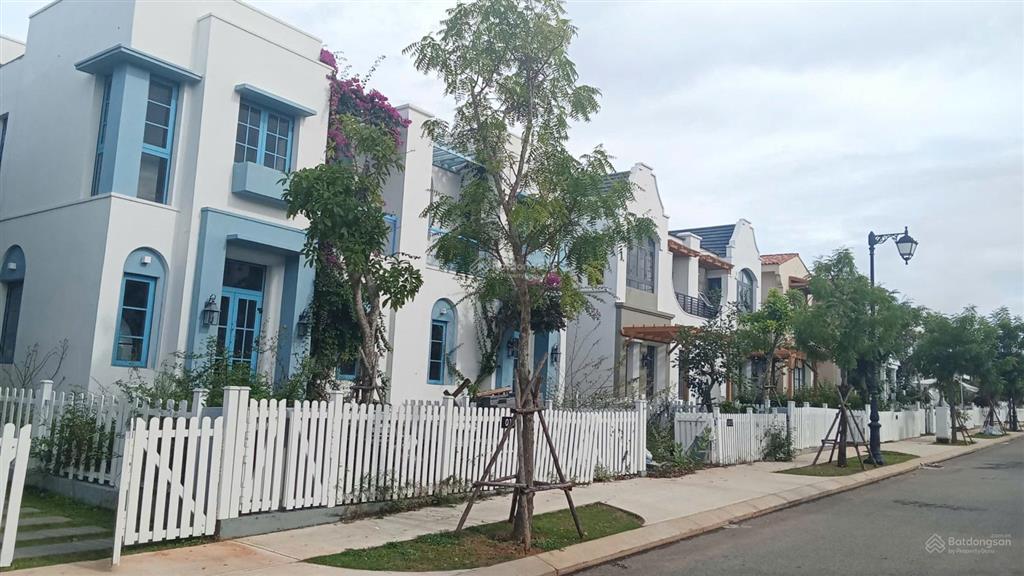 Chính chủ bán gấp biệt thự góc 200m2 tâm huyết vị trí đẹp ngay hồ bơi khu 3 novaworld phan thiết