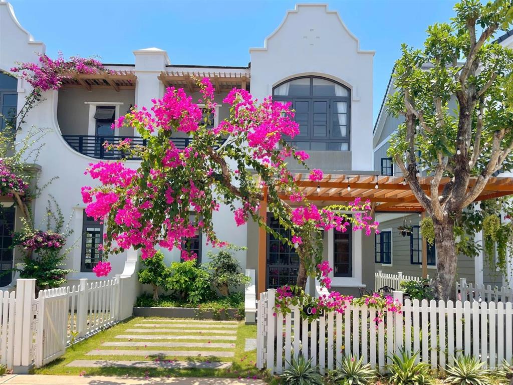 Chính chủ bán gấp căn bt góc 200m2 tâm huyết vị trí đẹp ngay hồ bơi khu 3 novaworld phan thiết