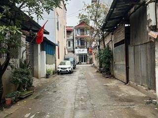 Sổ đỏ trao tay đất vuông nét ô tô tránh nhau, dân cư đông, giao thông thuận tiện