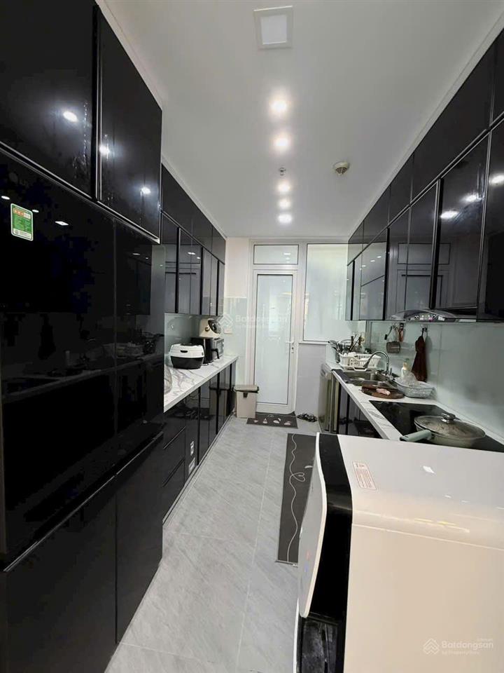 Cần bán nhanh căn hộ 3 ngủ nội thất đẹp, ban công rộng view hồ thoáng giá 12,2 tỉ,  0988 982 ***