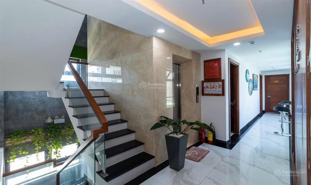 Bán 1 chiếc khách sạn ngay phô đi bộ  ra biển 1 bước chân