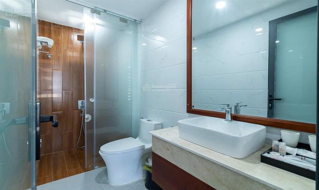 Bán 1 chiếc khách sạn ngay phô đi bộ  ra biển 1 bước chân