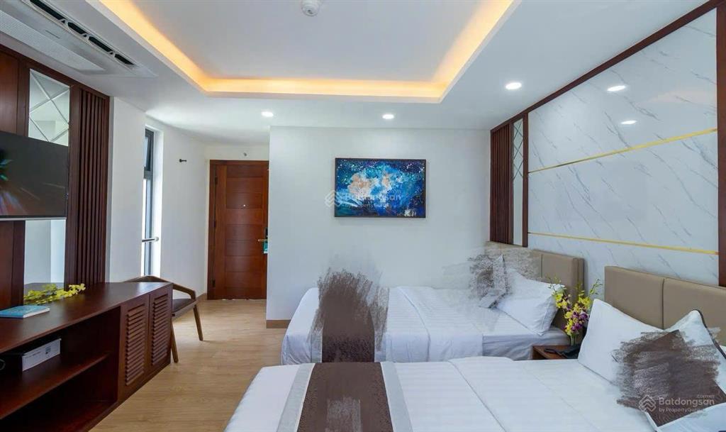 Bán 1 chiếc khách sạn ngay phô đi bộ  ra biển 1 bước chân