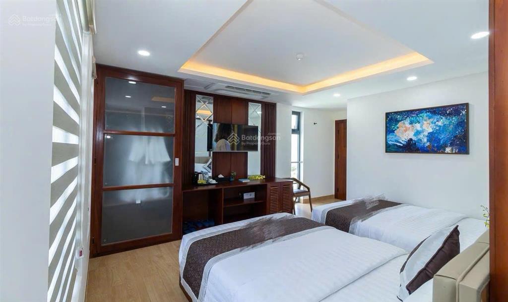 Bán 1 chiếc khách sạn ngay phô đi bộ  ra biển 1 bước chân