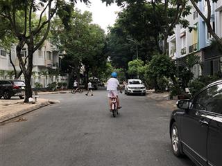 Bán nhà 3 tầng mt đường 79, dt 70m2, quận 7, đường trước nhà 14m , kinh doanh sầm uất, chỉ 10 tỷ