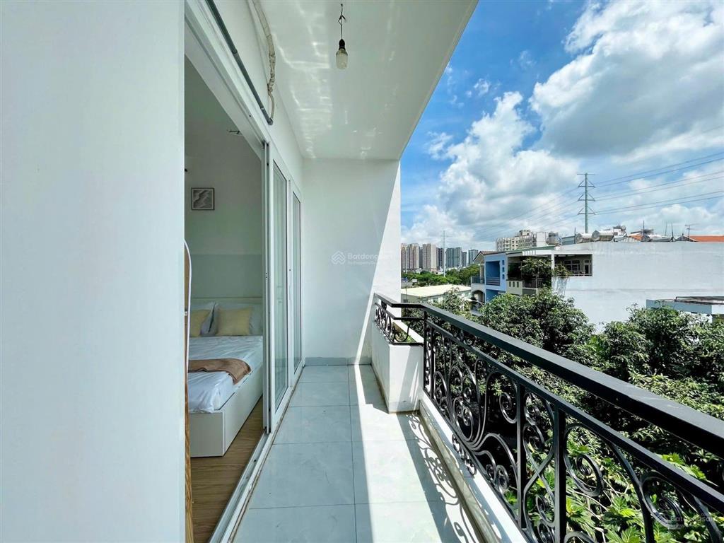 Cho thuê căn studio full nội thất, có ban công riêng thoáng mát, có chỗ đậu oto miễn phí