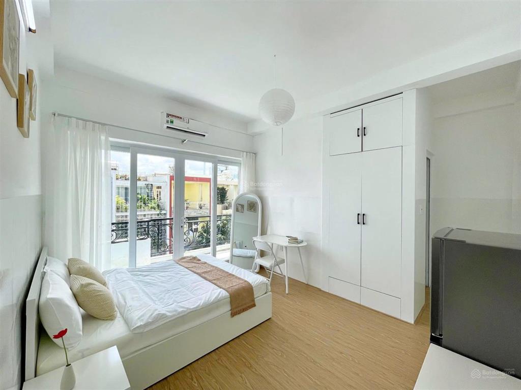 Cho thuê căn studio full nội thất, có ban công riêng thoáng mát, có chỗ đậu oto miễn phí
