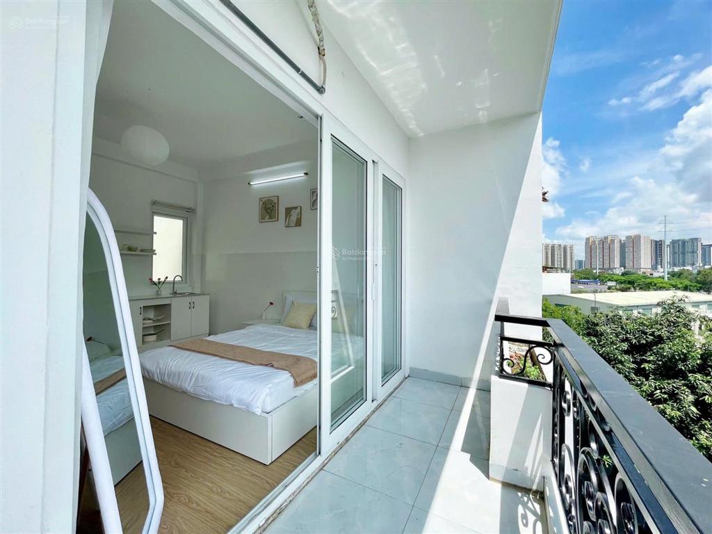 Cho thuê căn studio full nội thất, có ban công riêng thoáng mát, có chỗ đậu oto miễn phí