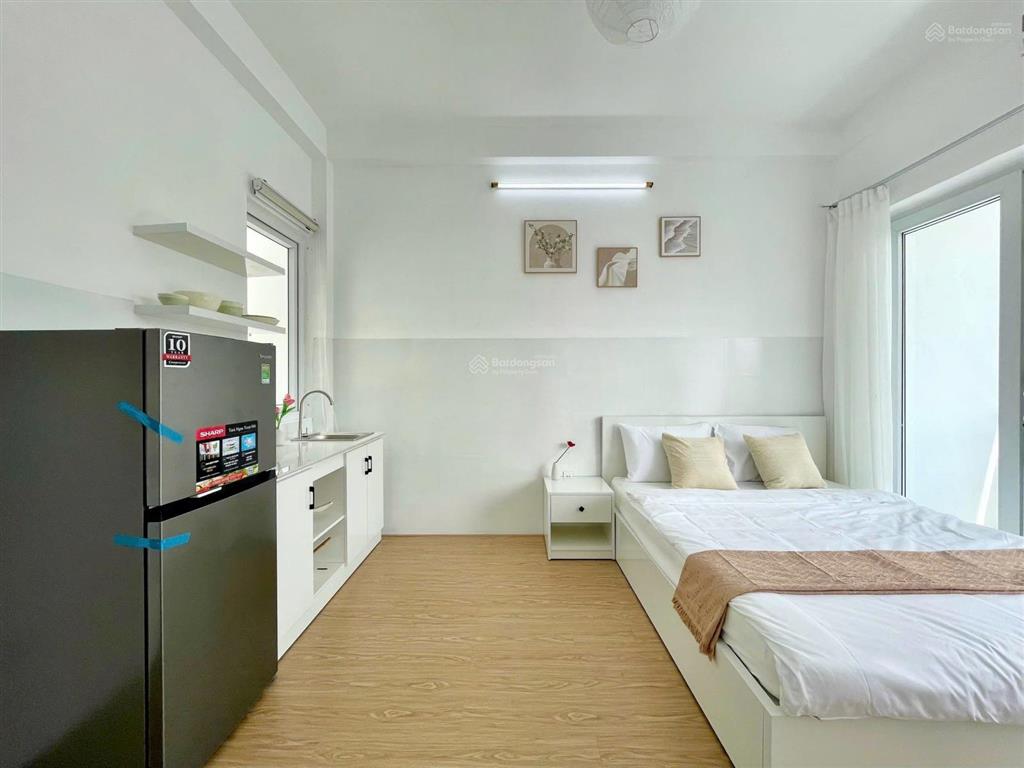 Cho thuê căn studio full nội thất, có ban công riêng thoáng mát, có chỗ đậu oto miễn phí