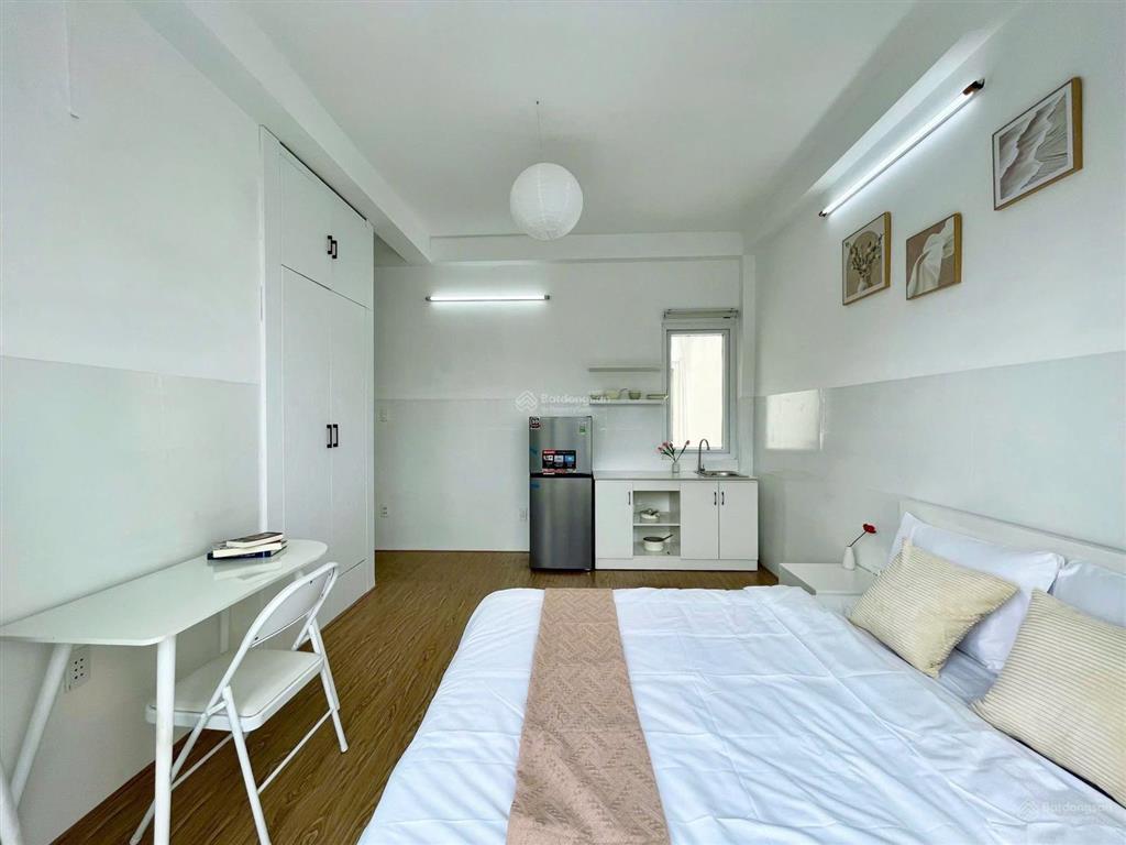 Cho thuê căn studio full nội thất, có ban công riêng thoáng mát, có chỗ đậu oto miễn phí