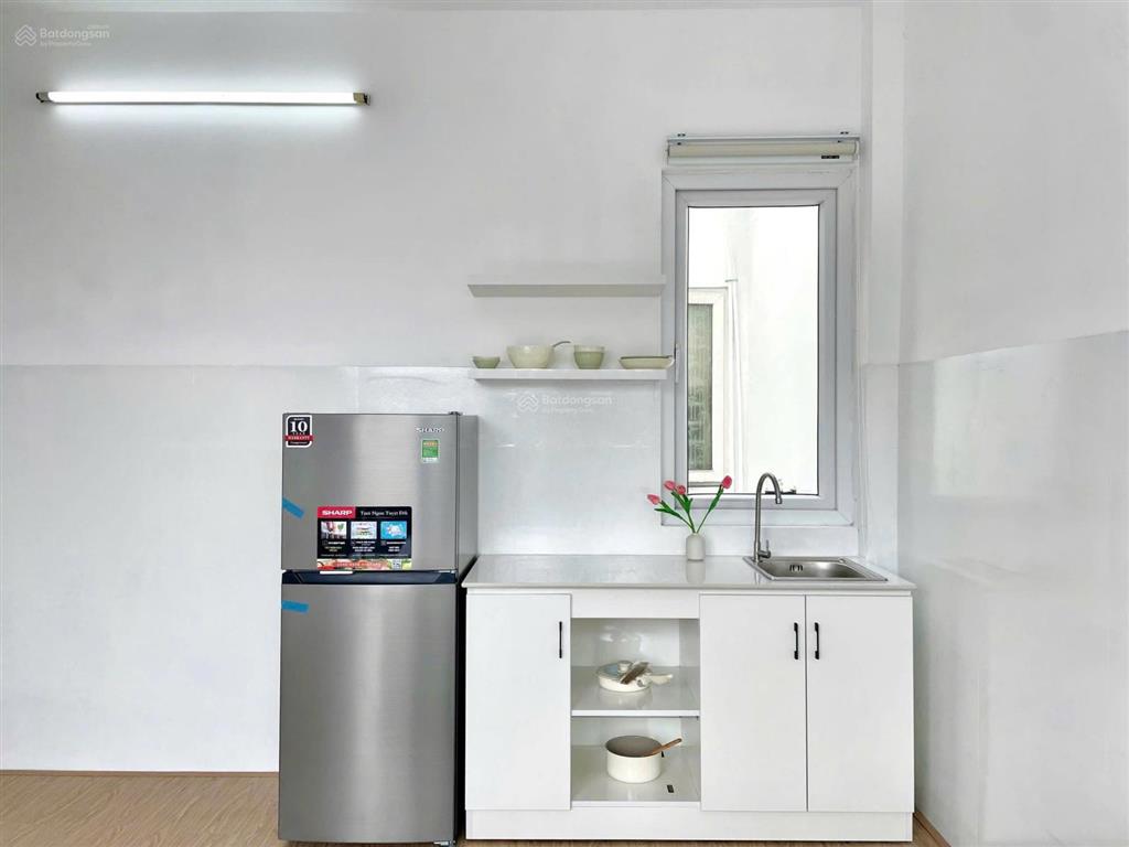 Cho thuê căn studio full nội thất, có ban công riêng thoáng mát, có chỗ đậu oto miễn phí