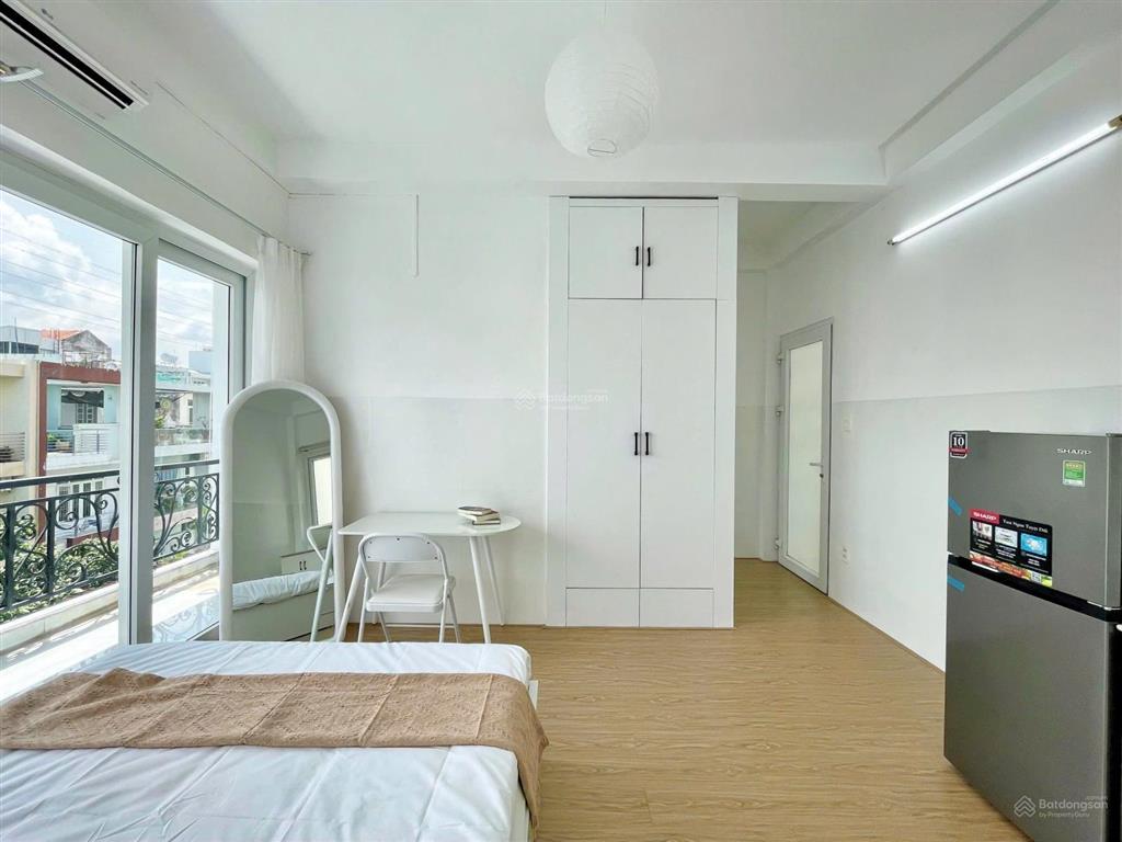 Cho thuê căn studio full nội thất, có ban công riêng thoáng mát, có chỗ đậu oto miễn phí