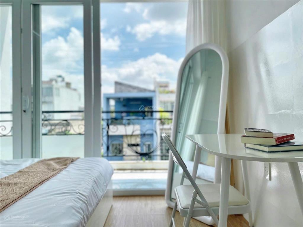 Cho thuê căn studio full nội thất, có ban công riêng thoáng mát, có chỗ đậu oto miễn phí