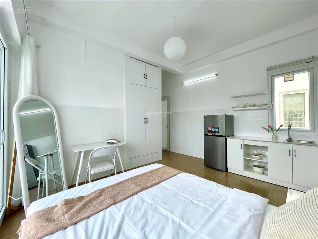 Cho thuê căn studio full nội thất, có ban công riêng thoáng mát, có chỗ đậu oto miễn phí