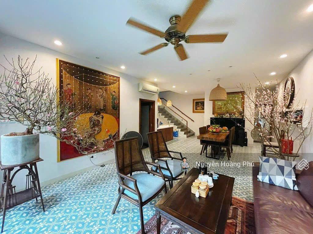 Bán khu làng báo chí nguyễn văn hưởng p. thảo điền dt (10x11m) cn 3 lầu hđt 30 triệu/th giá 32 tỷ