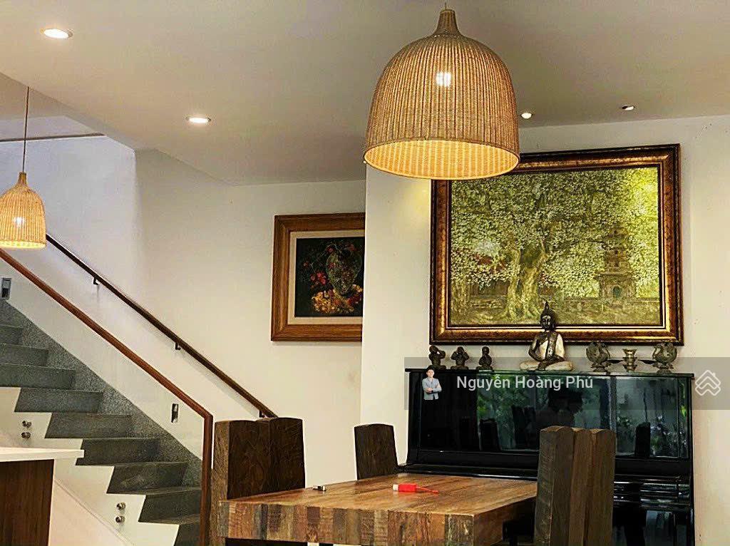 Bán khu làng báo chí nguyễn văn hưởng p. thảo điền dt (10x11m) cn 3 lầu hđt 30 triệu/th giá 32 tỷ