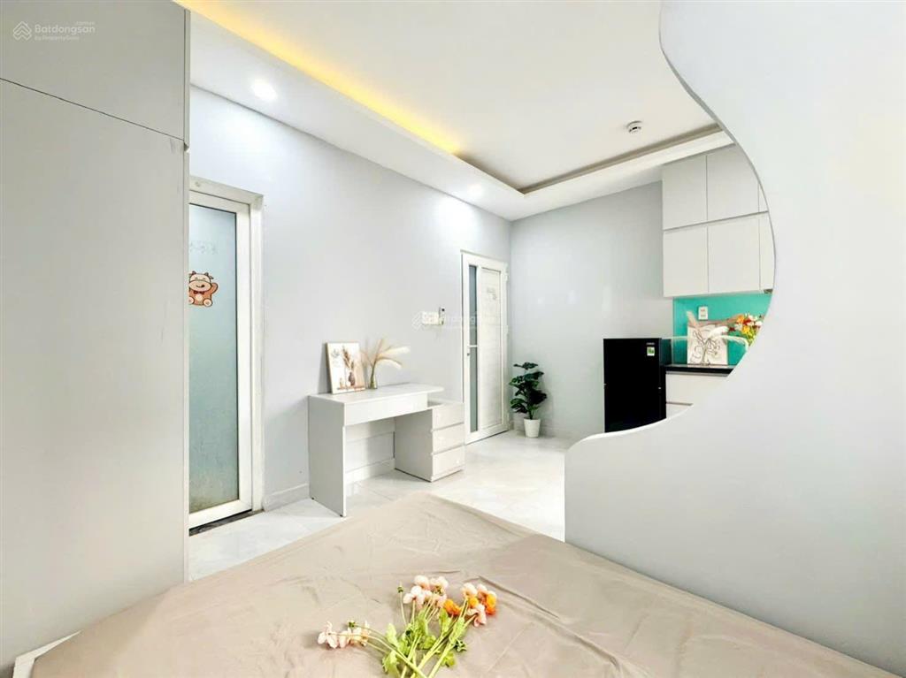 Cho thuê 1 phòng ngủ ban công, tách bếp  thích quảng đức, phú nhuận gần q1, q3, q2, bình thạnh
