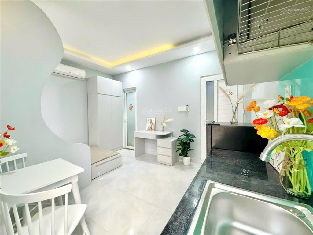 Cho thuê 1 phòng ngủ ban công, tách bếp  thích quảng đức, phú nhuận gần q1, q3, q2, bình thạnh
