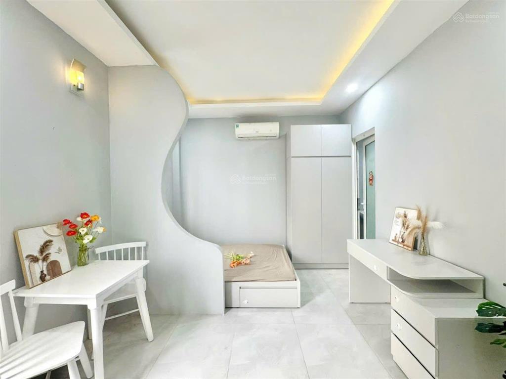 Cho thuê 1 phòng ngủ ban công, tách bếp  thích quảng đức, phú nhuận gần q1, q3, q2, bình thạnh