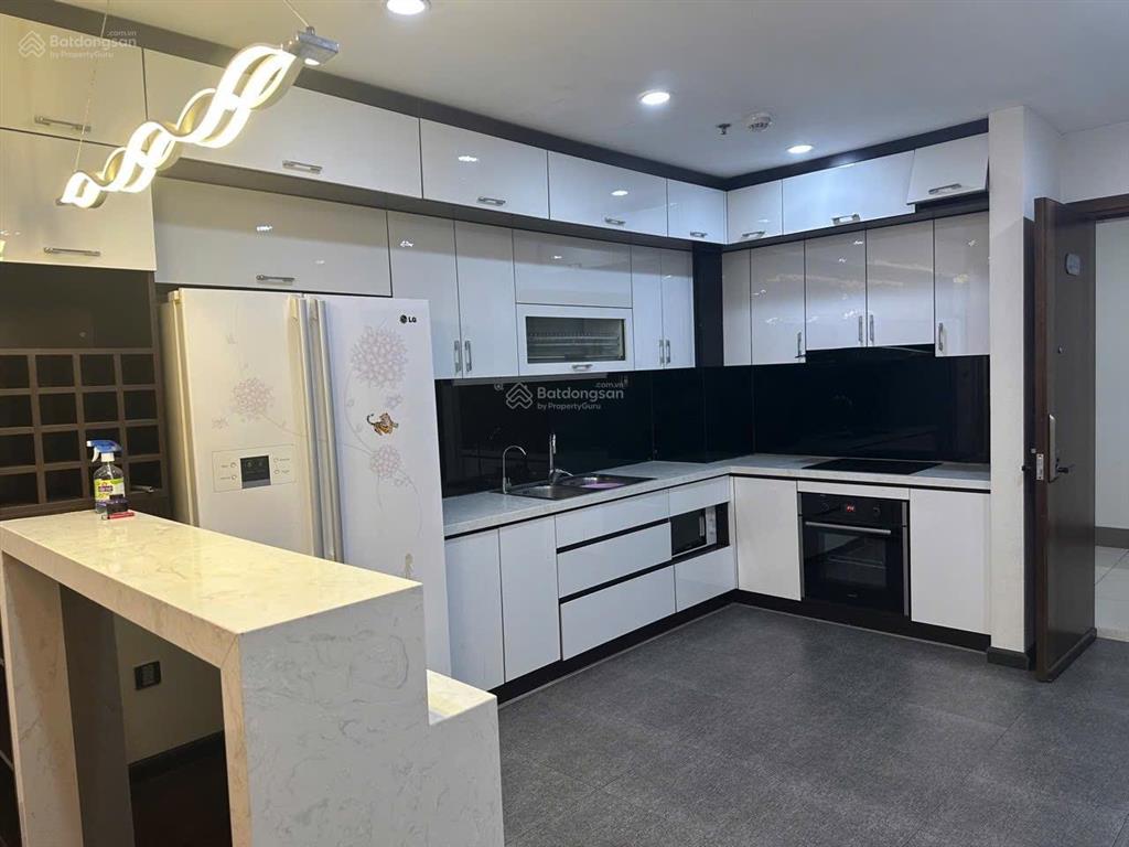 Căn hộ 3pn full đồ tai diamond 48 lê văn lương giá chỉ 20tr 128m2 vào ở luôn.  0836 816 ***