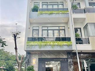Nhà mới 100% tặng hết nội thất. đã hoàn công 3 tầng giá chỉ 6,2 tỷ .đường 13 m thông.giáp dĩ an