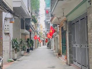 Hàng xóm người nổi tiếng, dân xây chắc chắn  ô chờ thang máy  ngõ rộng  cách ô tô 3m