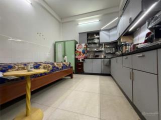 Cho thuê tầng trệt  vừa ở vừa kd. ngang 6m  chỉ 4,8 tr/th