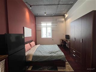 Căn hộ 1 phòng ngủ nội thất sang trọng trên đường trần não, đầy đủ tiện nghi, cửa sổ thoáng mát