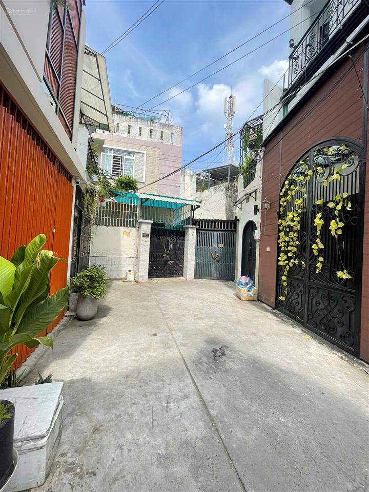 Chính chủ cần bán căn hộ dịch vụ gồm 20 phòng dt 6x20m ngay trường đh công nghiệp gò vấp