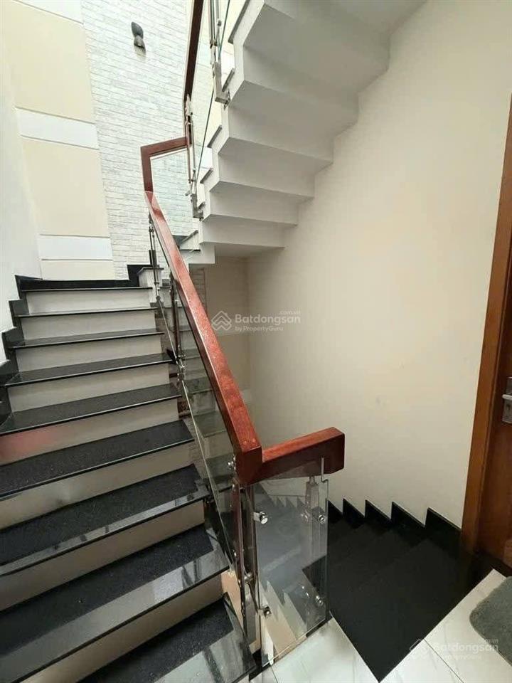 Bán nhà mới fun nội thất 4x14m 1 trệt 3 lầu  đường lê trọng tấn.