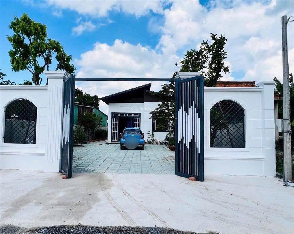Chính chủ bán nhà (ngang 10 dài 40m) gần chợ bờ ngựa bình chánh nhà đang cho thuê 17 tr, giá 1,8 tỷ