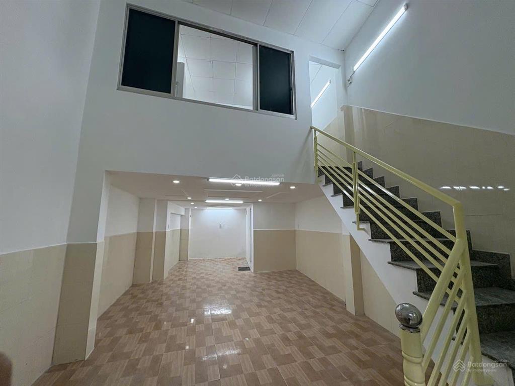 Chính chủ bán nhà hẻm lớn 28/10 huỳnh văn bánh, p15, phú nhuận. hẻm lớn xe hơi ra vào