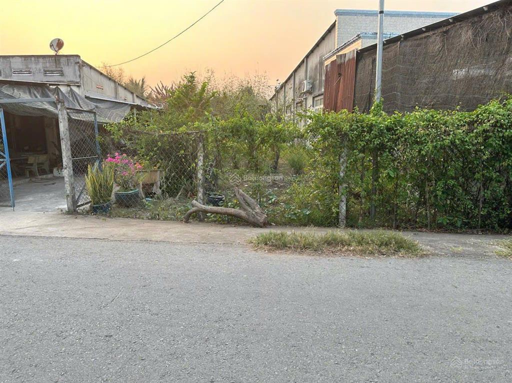 Bán đất 280m2, sẵn 150m2 thổ cư, ngay chợ phước thạnh, sổ hồng riêng