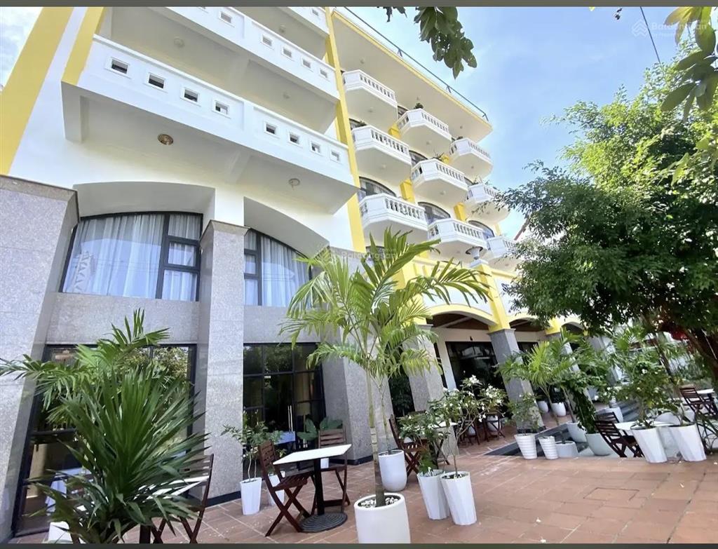 Khách sạn 5 tầng mặt tiền biển cửa đại, view biển