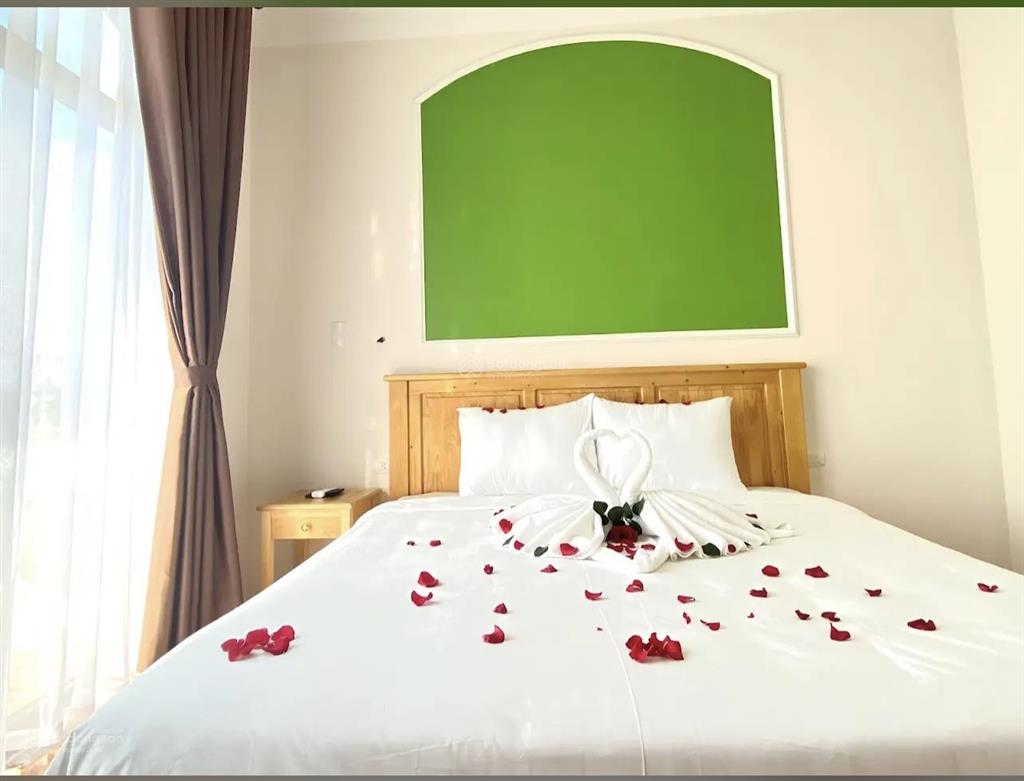Khách sạn 5 tầng mặt tiền biển cửa đại, view biển