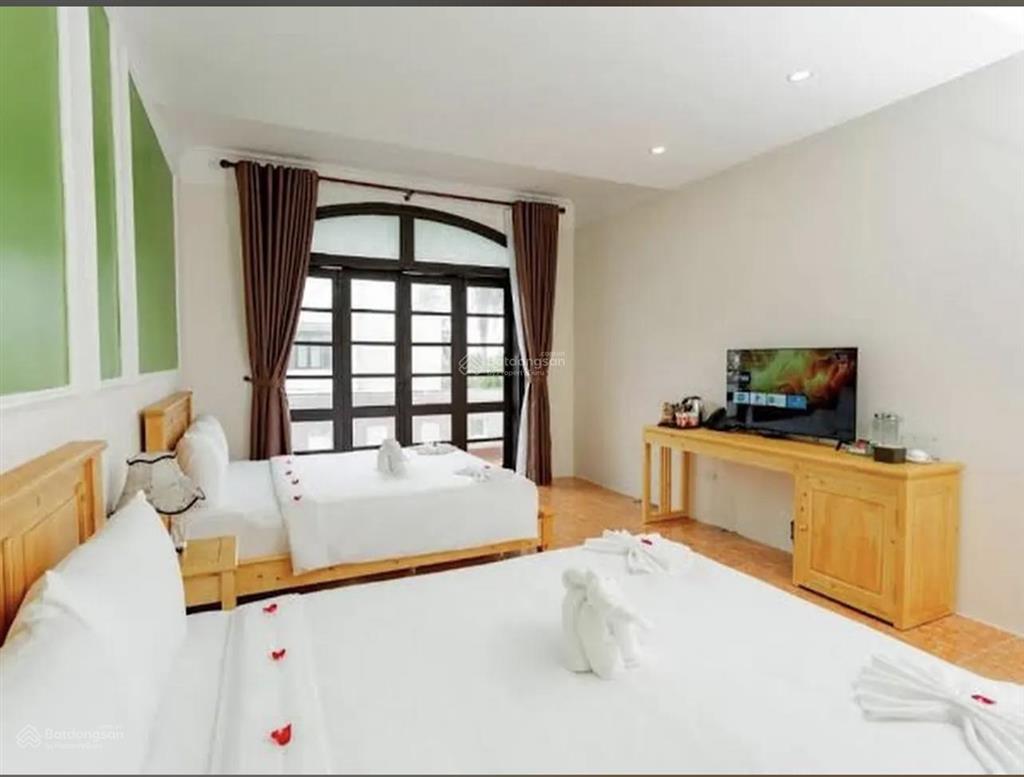 Khách sạn 5 tầng mặt tiền biển cửa đại, view biển