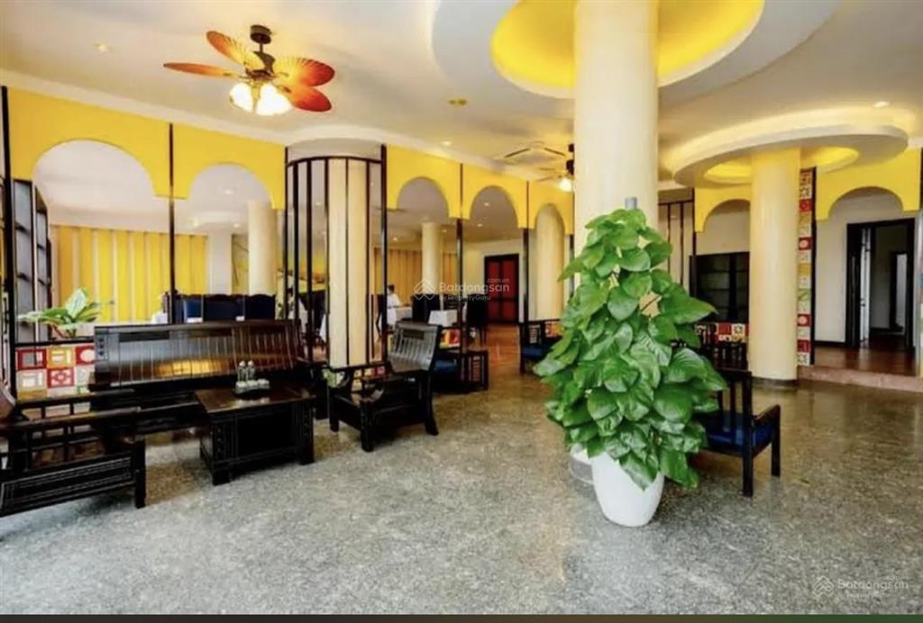 Khách sạn 5 tầng mặt tiền biển cửa đại, view biển