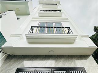 Nhà xây mới độc lập ngay sát đại lộ dt 45m*4t 4p ngủ ô tô đỗ cổng, gần chợ trường học.  em