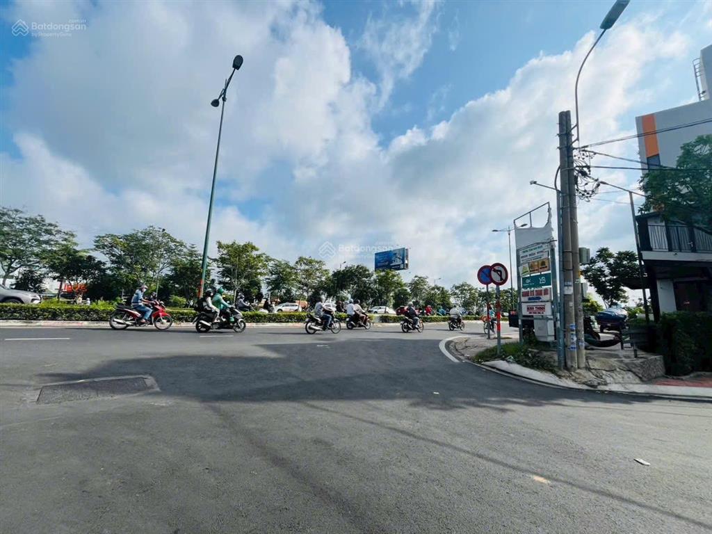 Bán gấp đất mặt tiền  ngay đường phạm văn đồng  p. hiệp bình chánh  161.7m2 (ngang 5 x 32m) tl