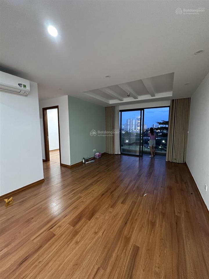 Hàng hiếm, cho thuê 3 ngủ 2 vệ sinh đồ cơ bản tại d'capitale. giá 24tr/tháng. toà vip